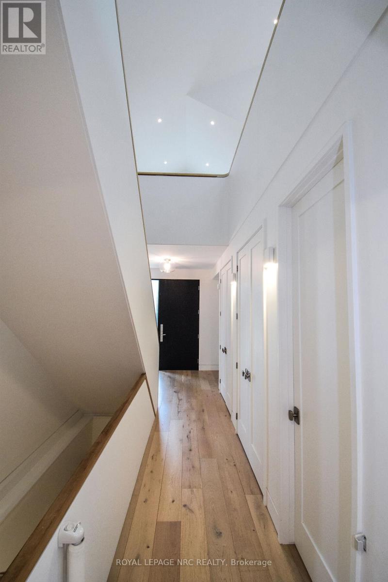 82 IVY CRESCENT - 11