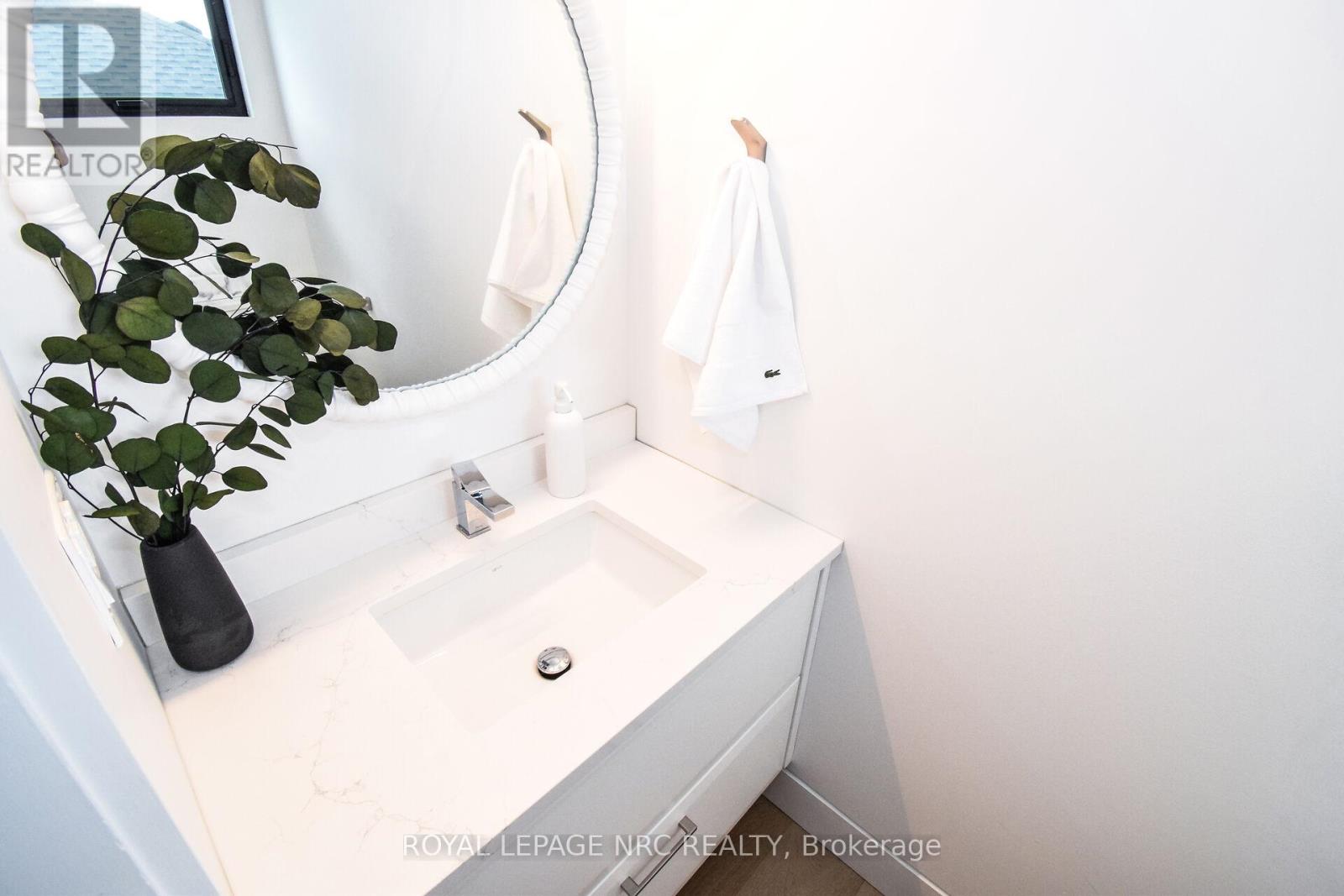 82 IVY CRESCENT - 25