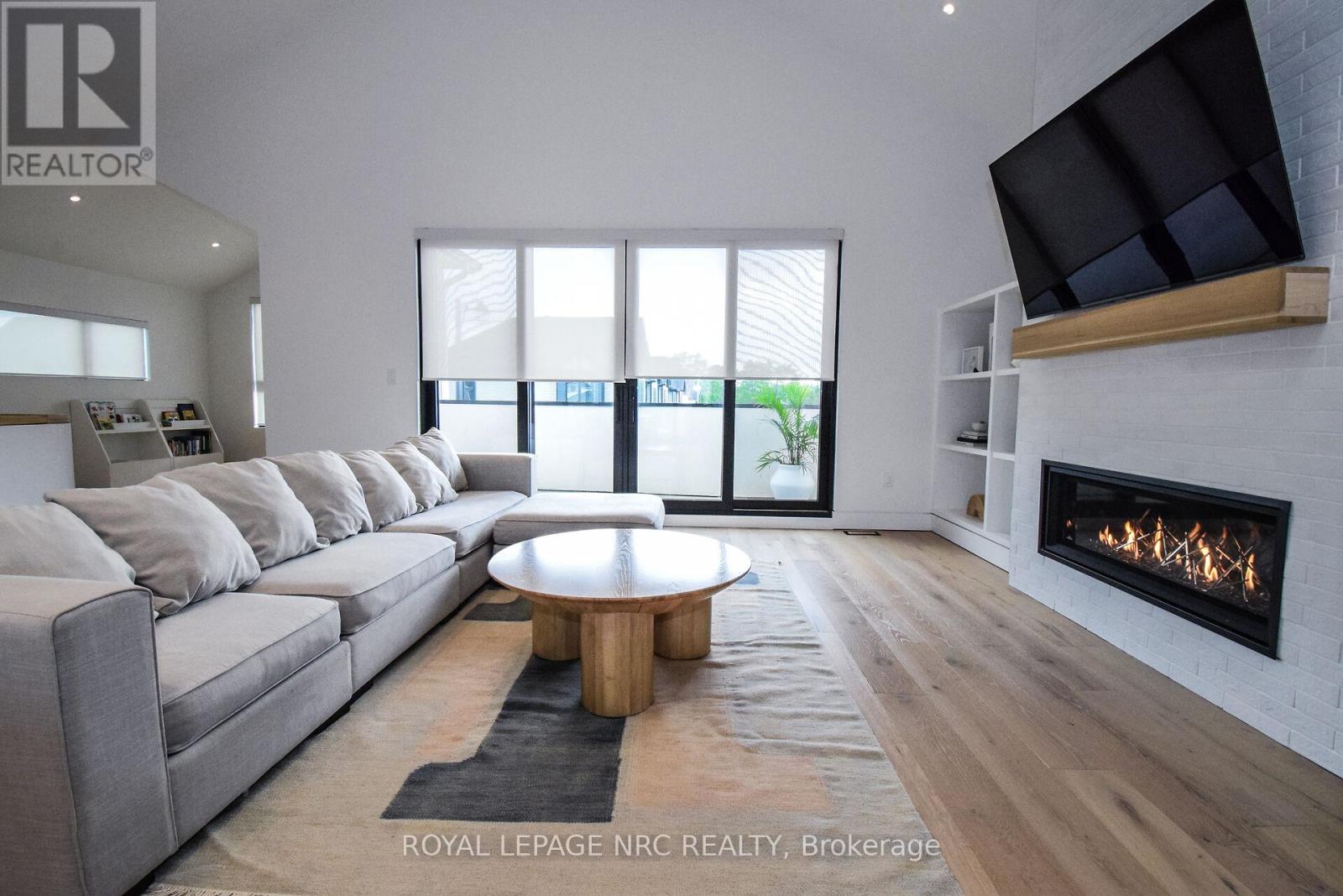 82 IVY CRESCENT - 33