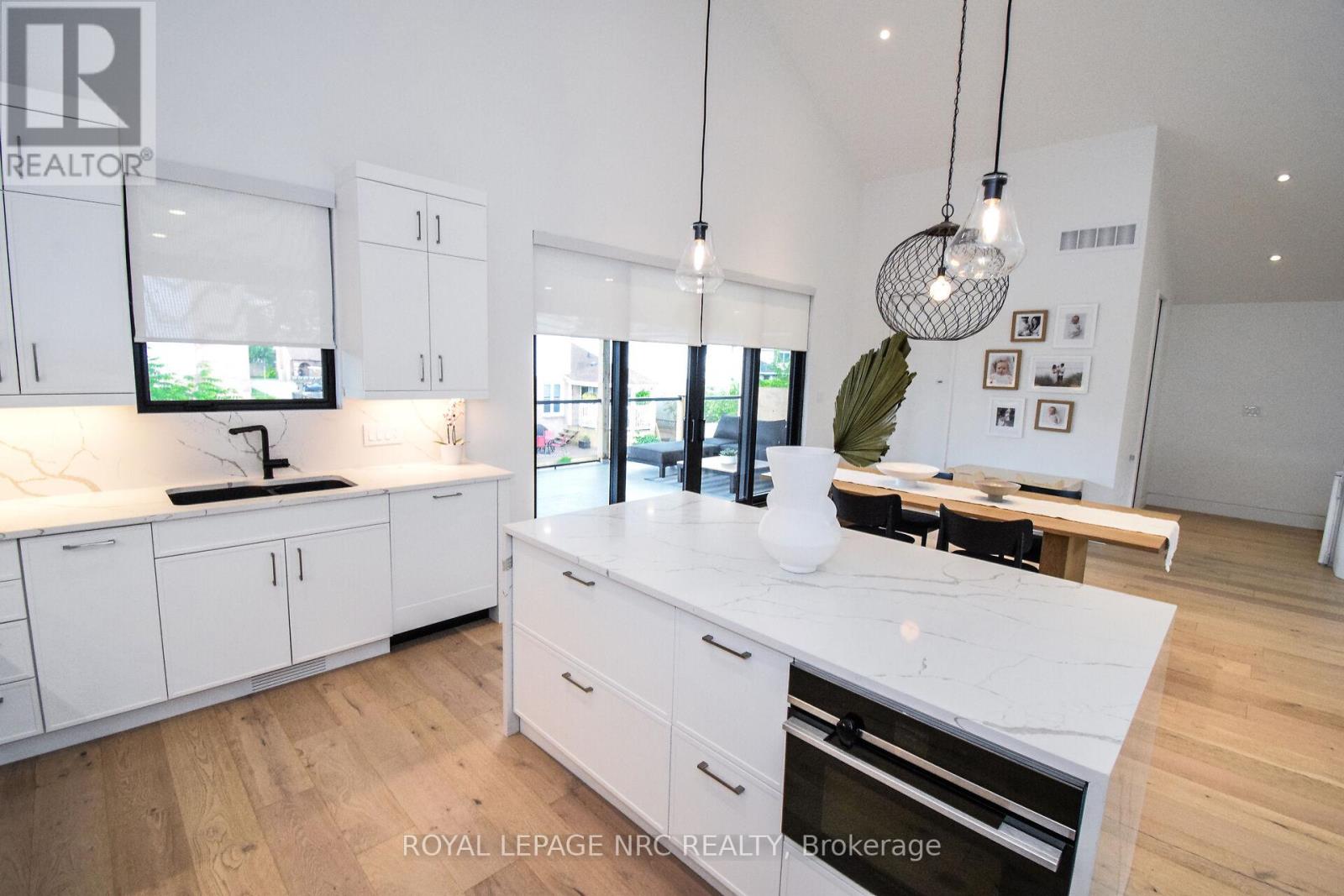 82 IVY CRESCENT - 36