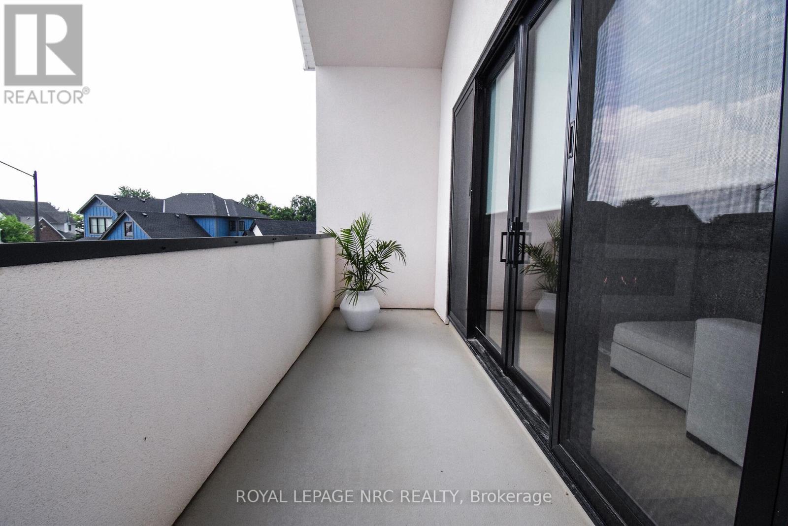 82 IVY CRESCENT - 4
