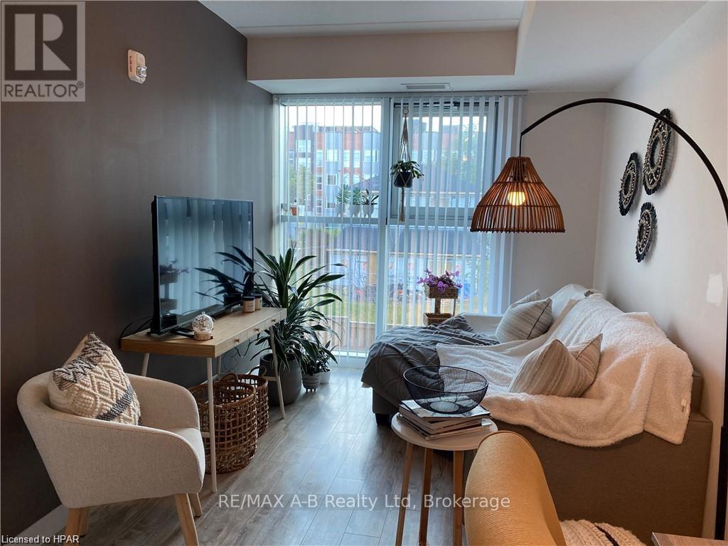 257 Hemlock Unit 320 photo 3