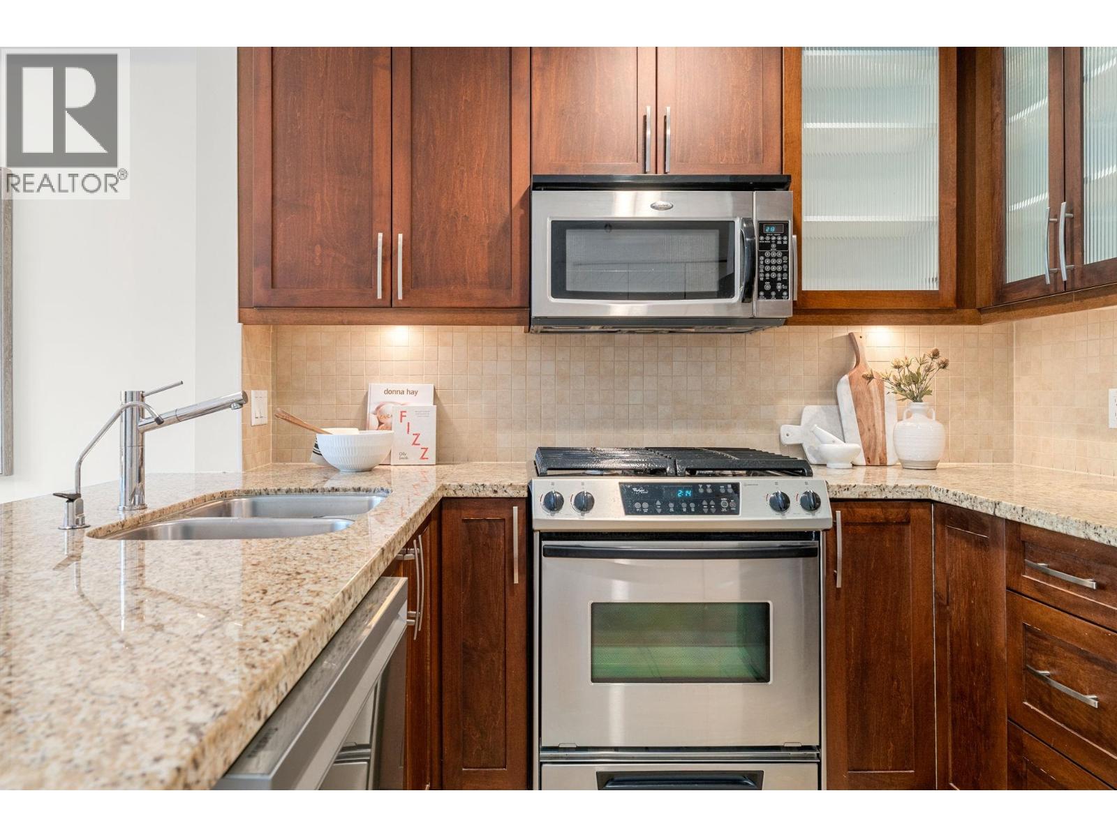 4 307 E 15TH STREET, North Vancouver