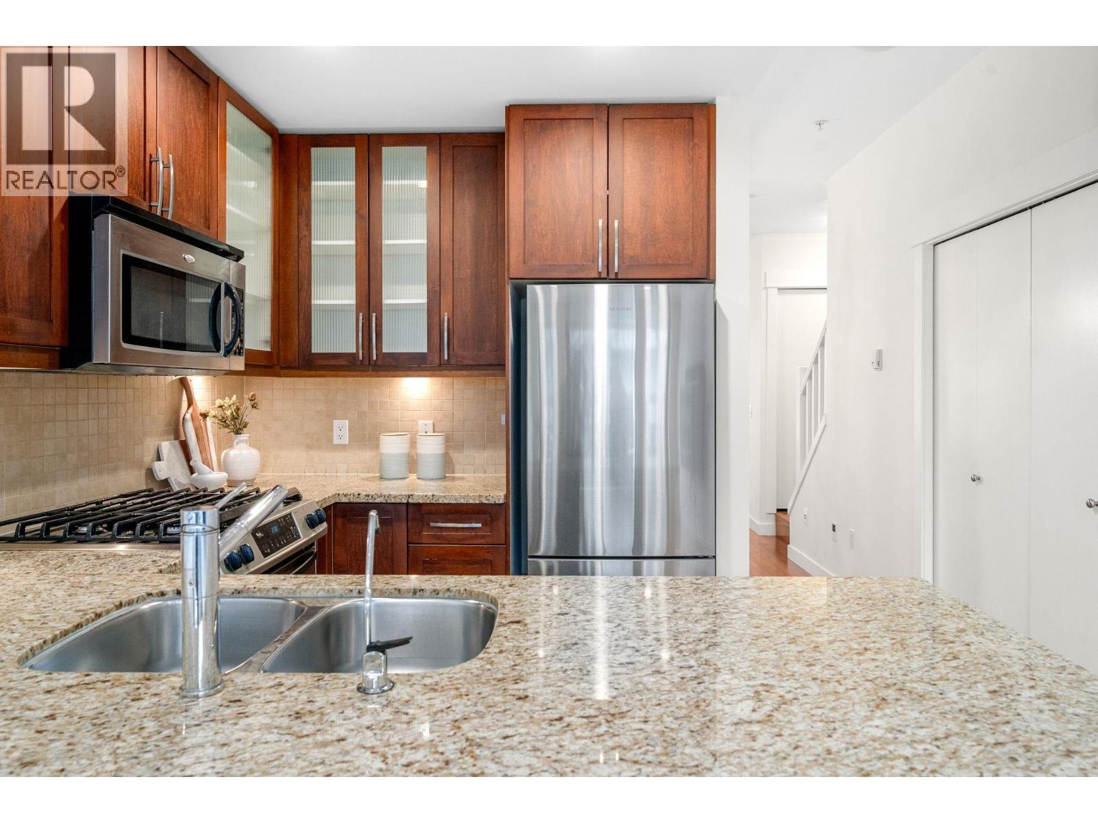 4 307 E 15TH STREET, North Vancouver