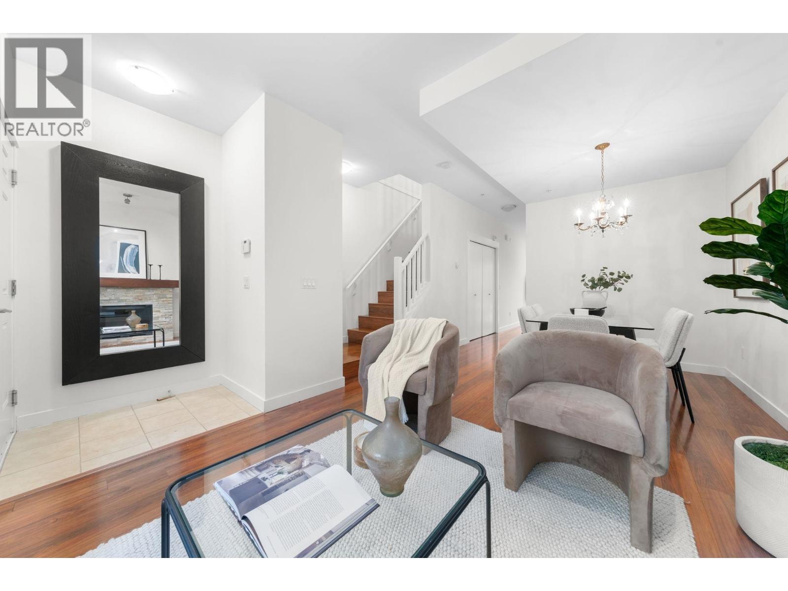 4 307 E 15TH STREET, North Vancouver