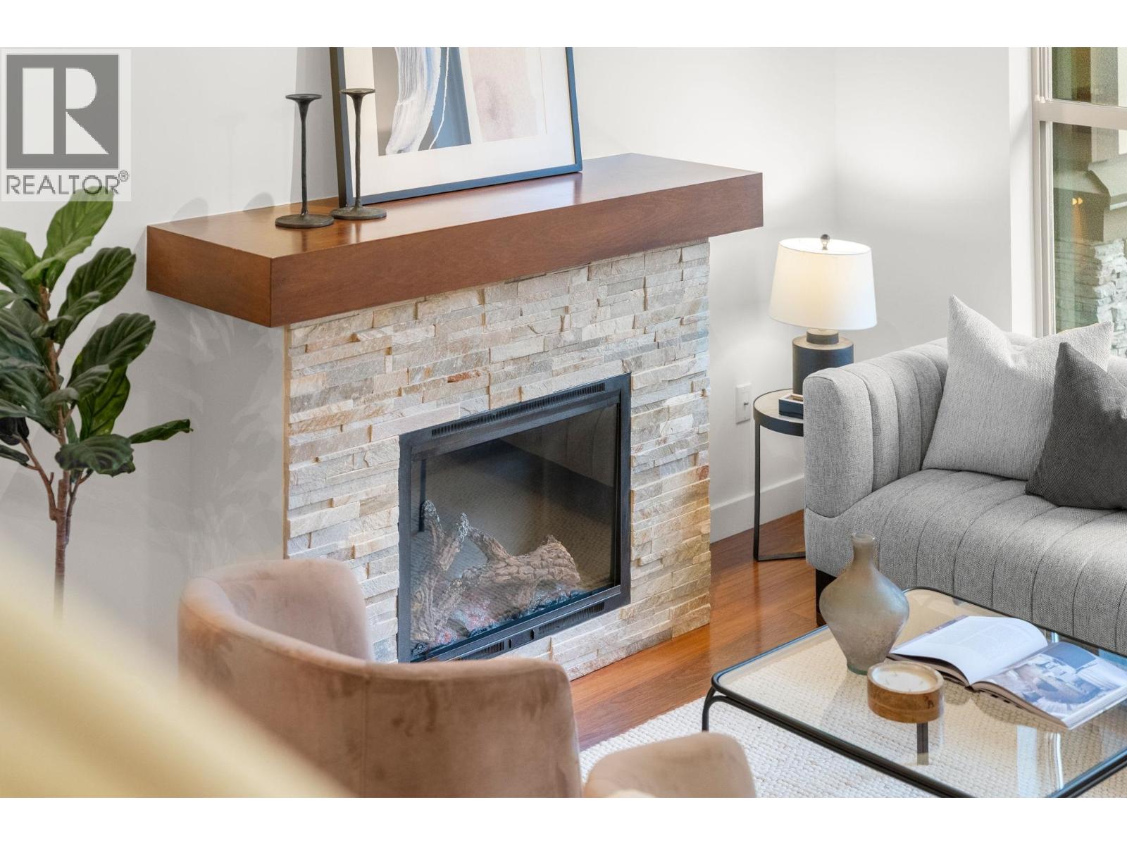 4 307 E 15TH STREET, North Vancouver