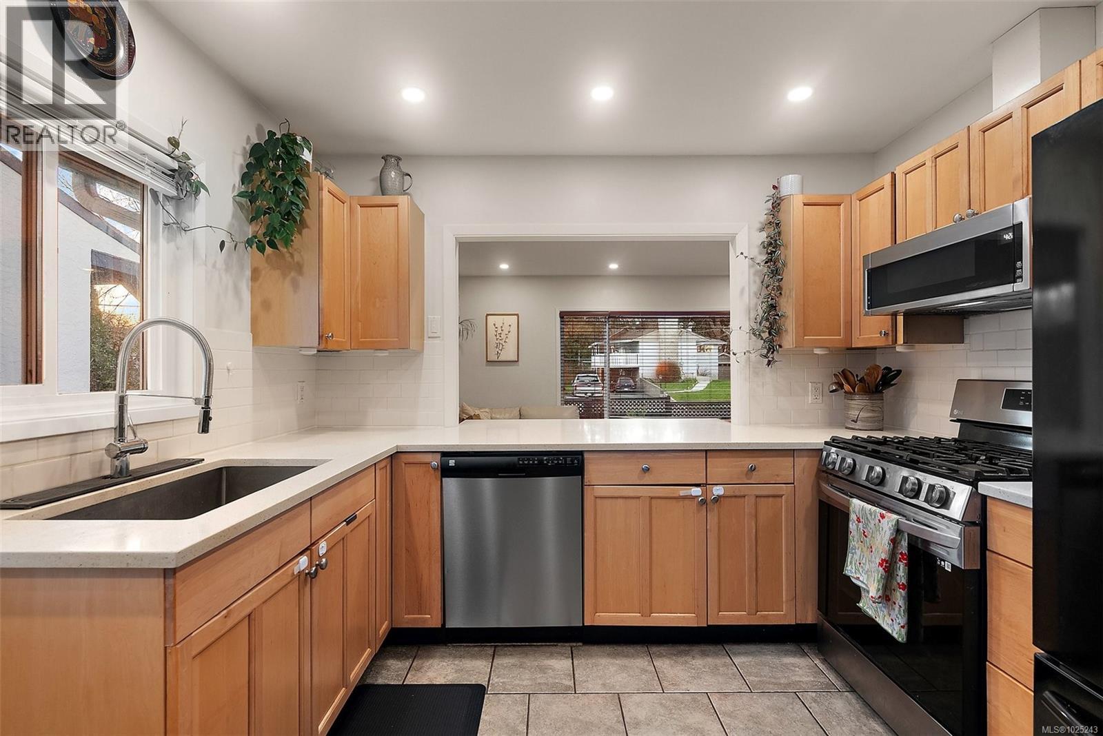 727 Porter Rd, Esquimalt