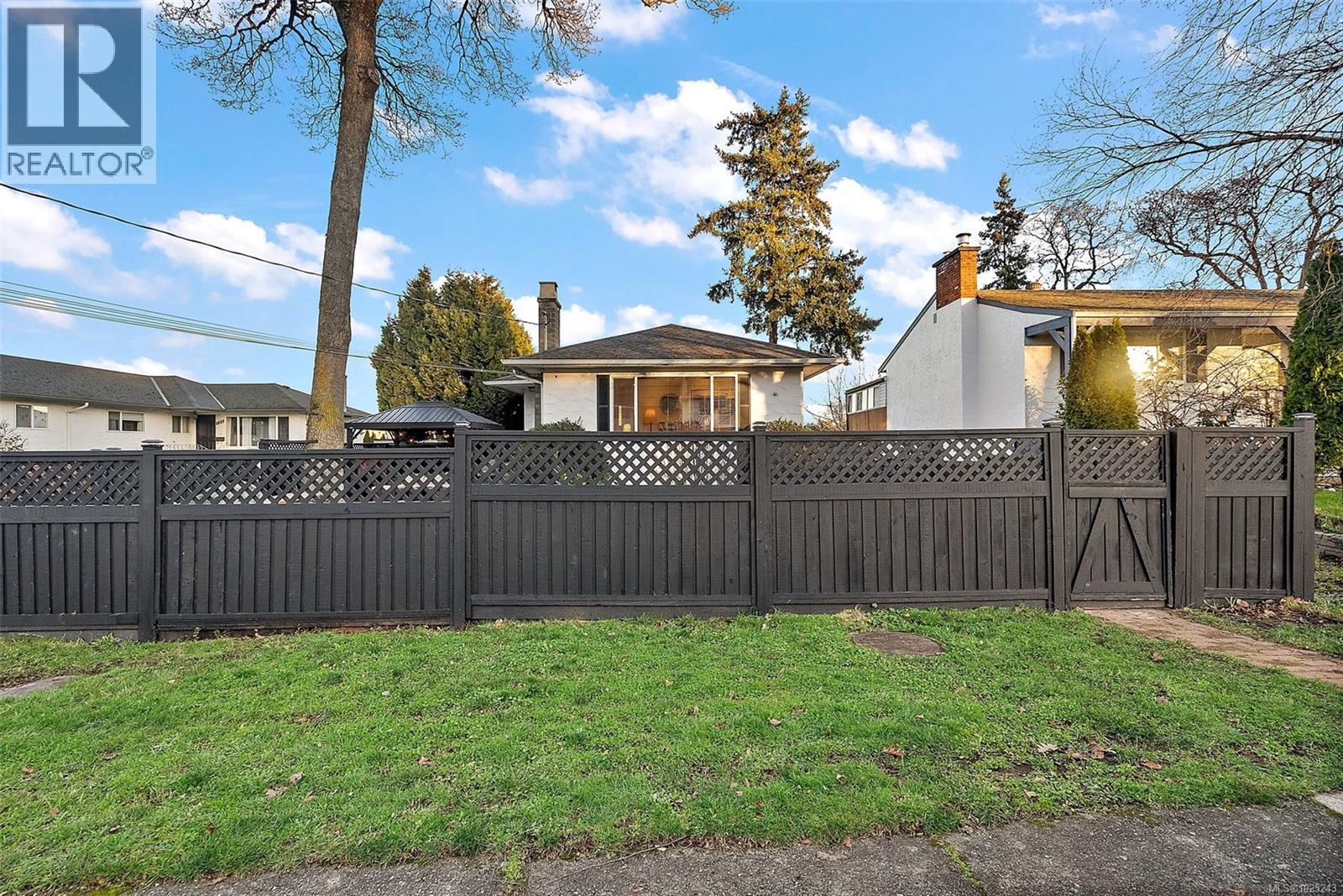 727 Porter Rd, Esquimalt