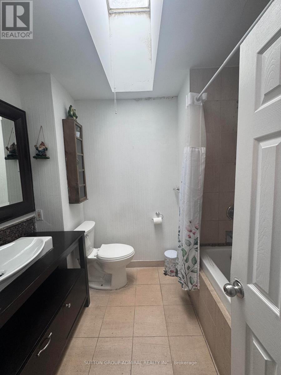 MAIN FLR - 12 CAINES AVENUE - Photo 5 of 10, Toronto (Newtonbrook West), Ontario