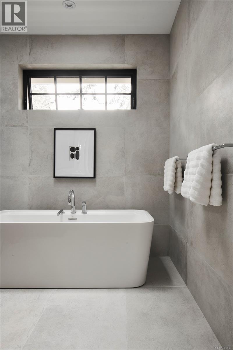 3915 Woodlands Pl, Saanich