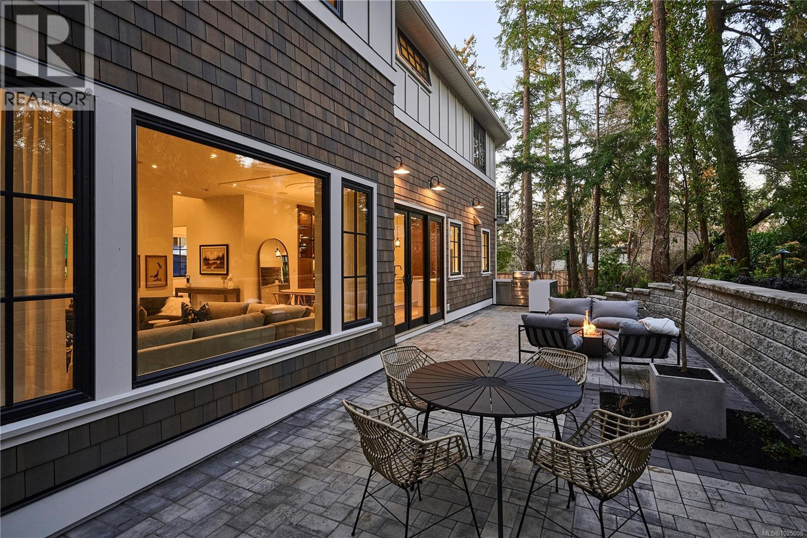 3915 Woodlands Pl, Saanich