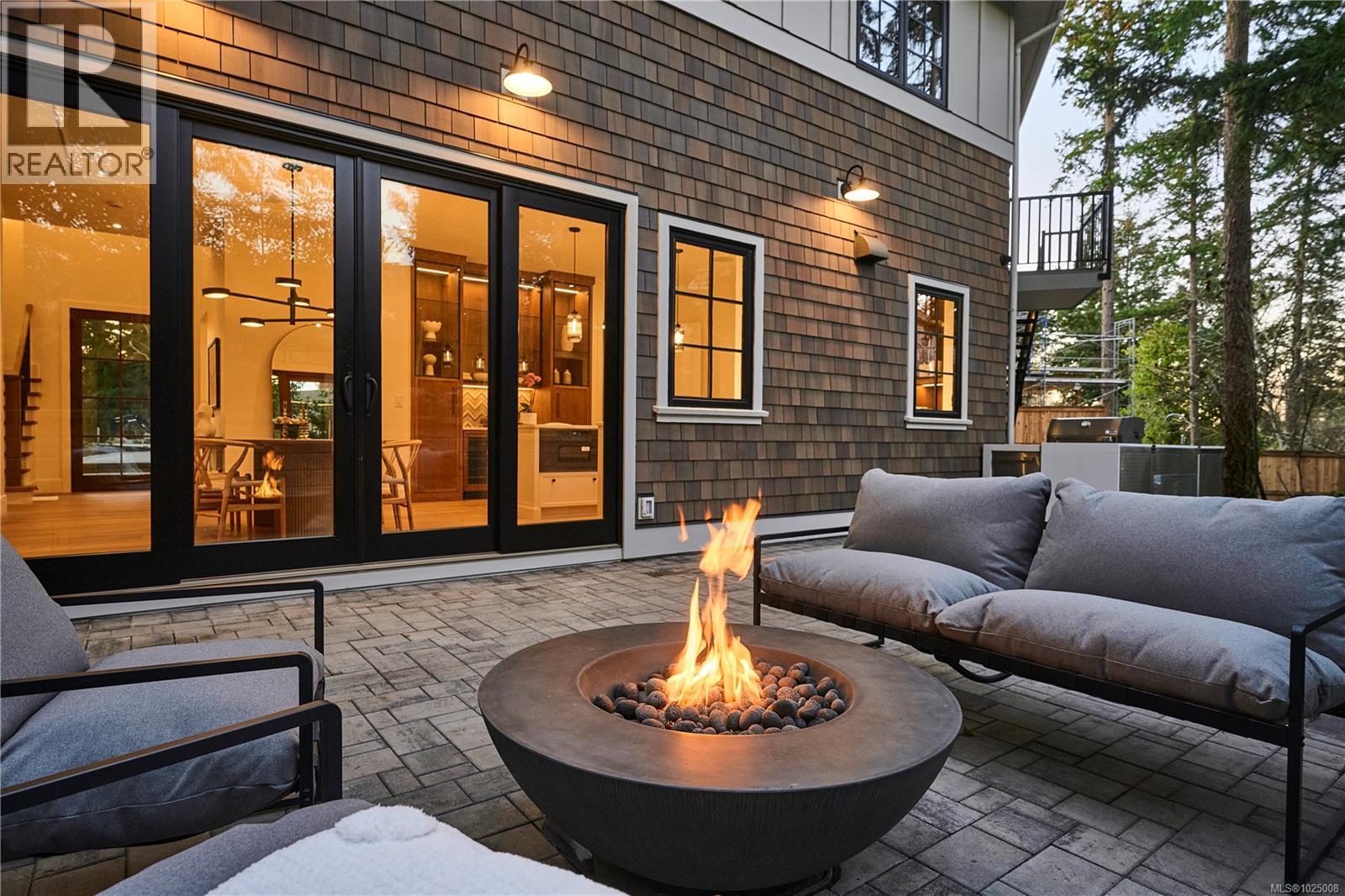 3915 Woodlands Pl, Saanich