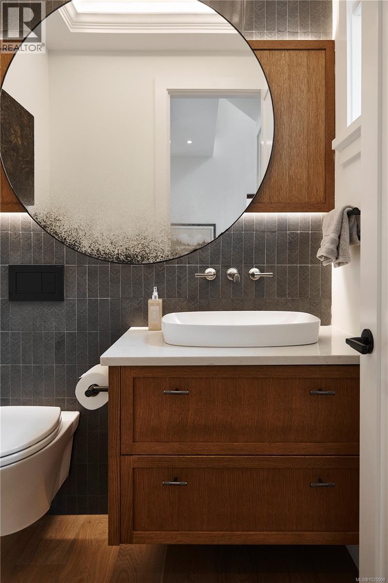 3915 Woodlands Pl, Saanich