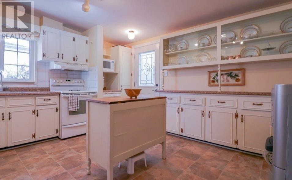 46 Saunders Avenue - 10