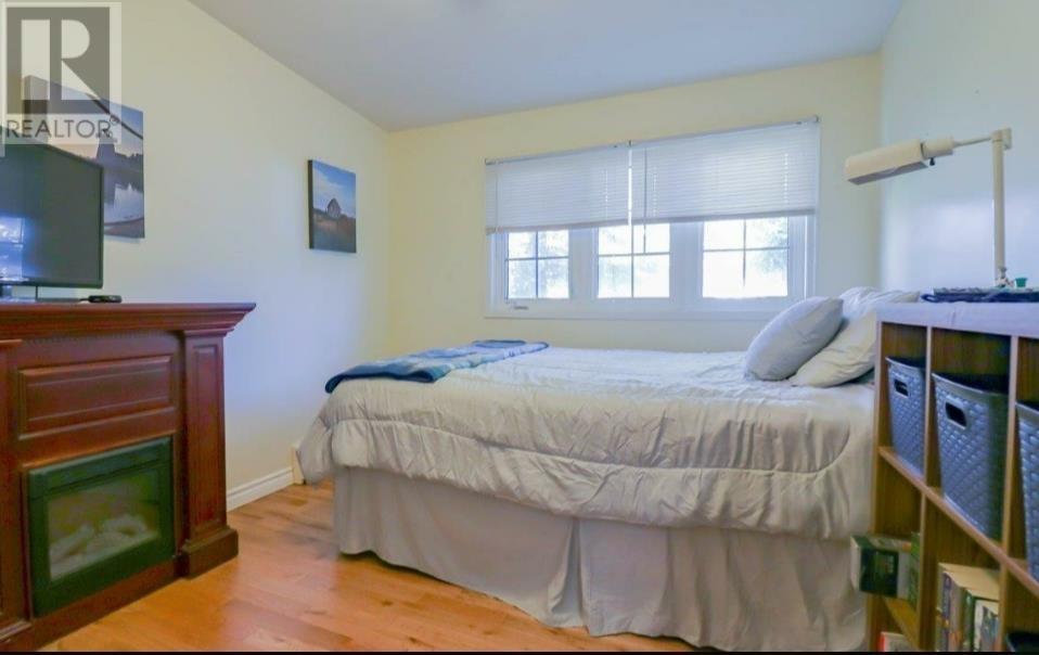 46 Saunders Avenue - 11