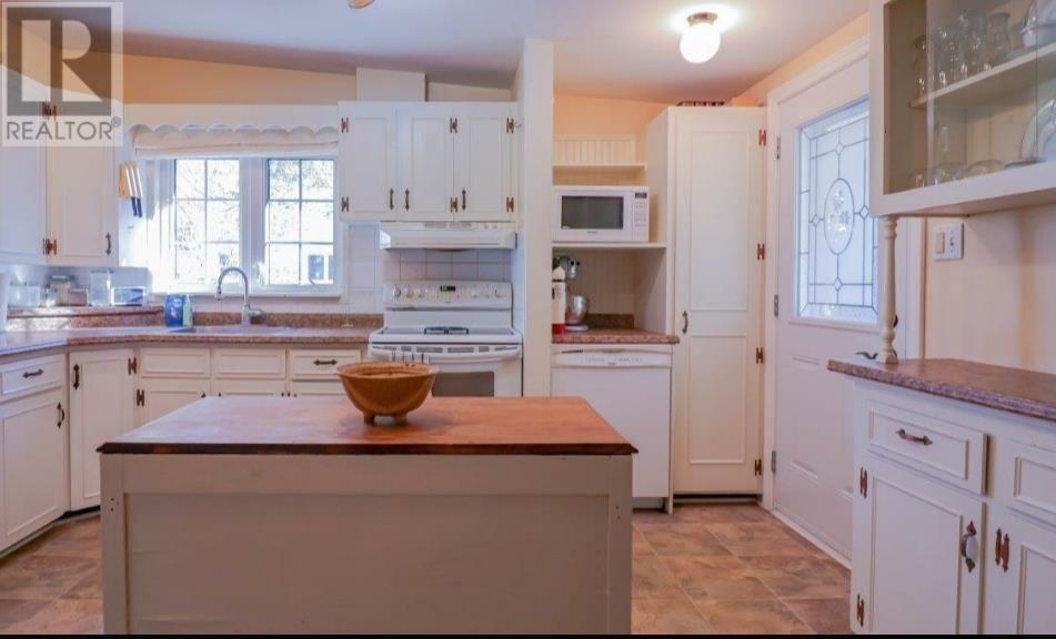 46 Saunders Avenue - 8