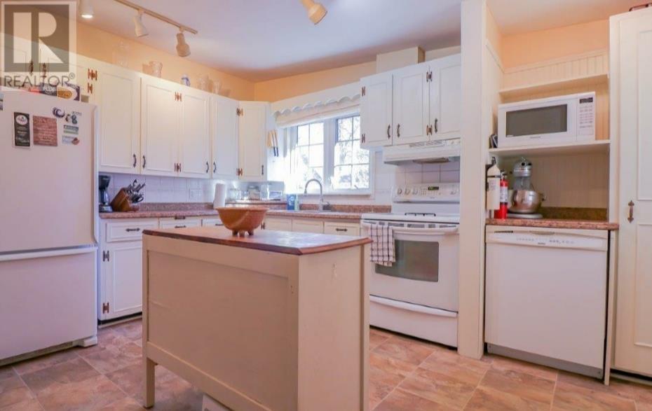 46 Saunders Avenue - 9