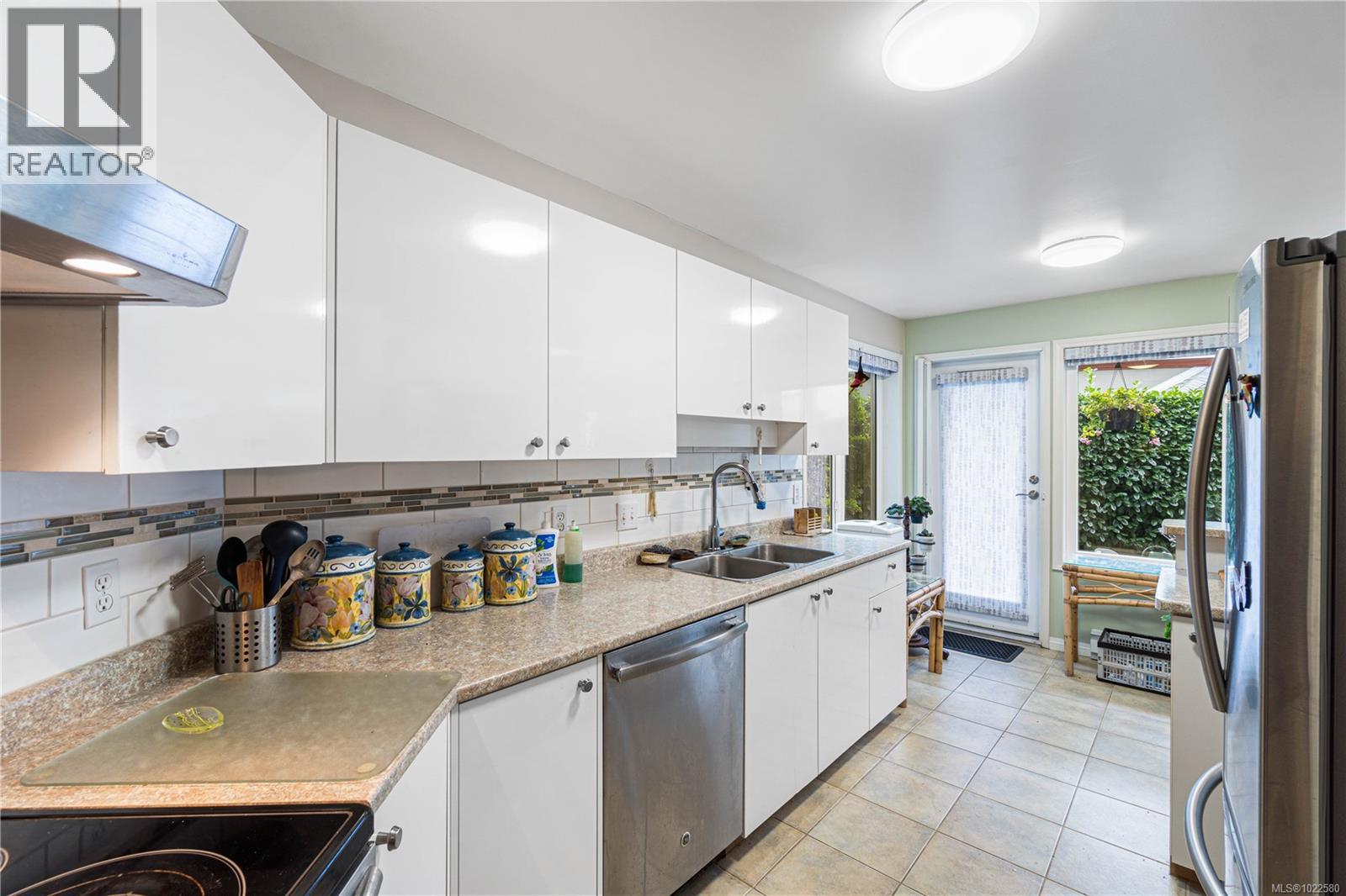 102 320 Selby St, Nanaimo