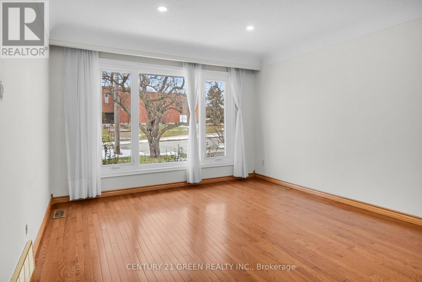 68 ATHABASCA STREET - Photo 5 of 42, Oshawa (Donevan), Ontario