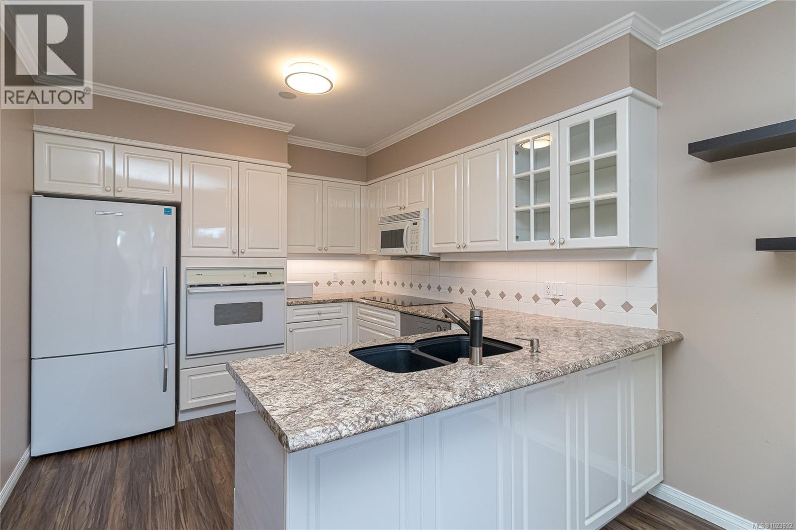 228 4490 Chatterton Way North, Saanich