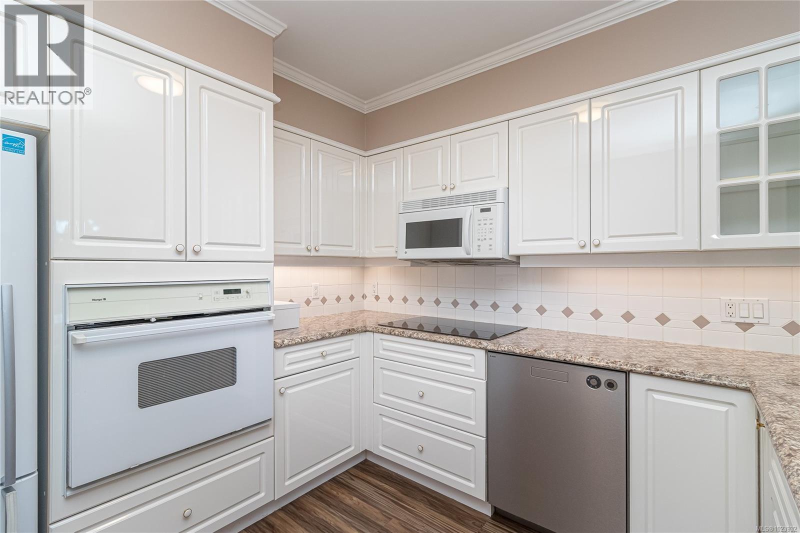 228 4490 Chatterton Way North, Saanich