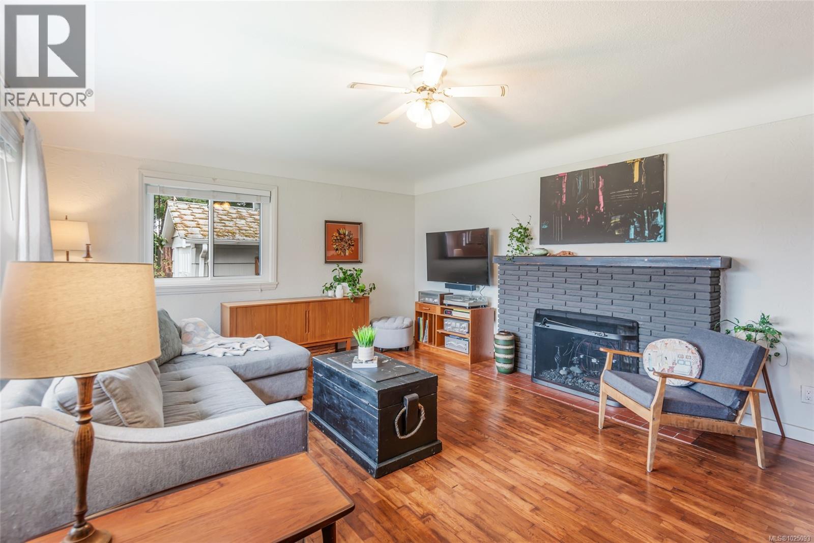 380 Hirst Ave W, Parksville