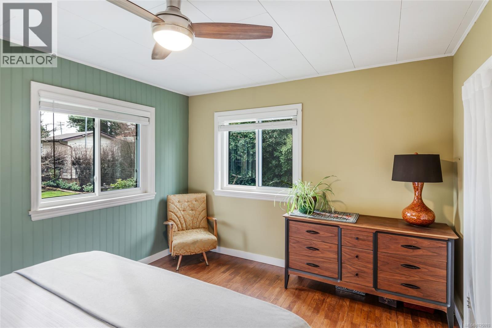 380 Hirst Ave W, Parksville