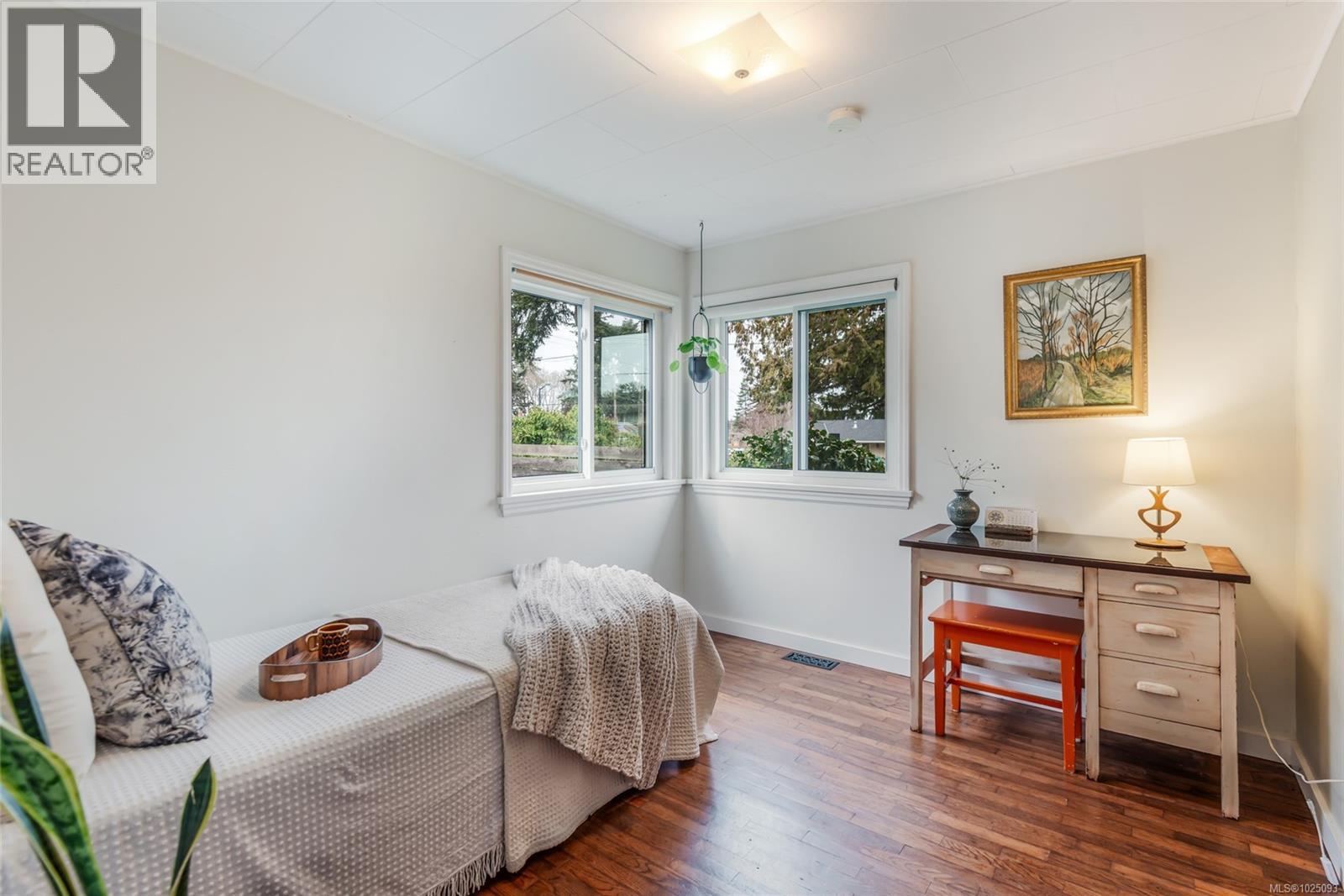 380 Hirst Ave W, Parksville