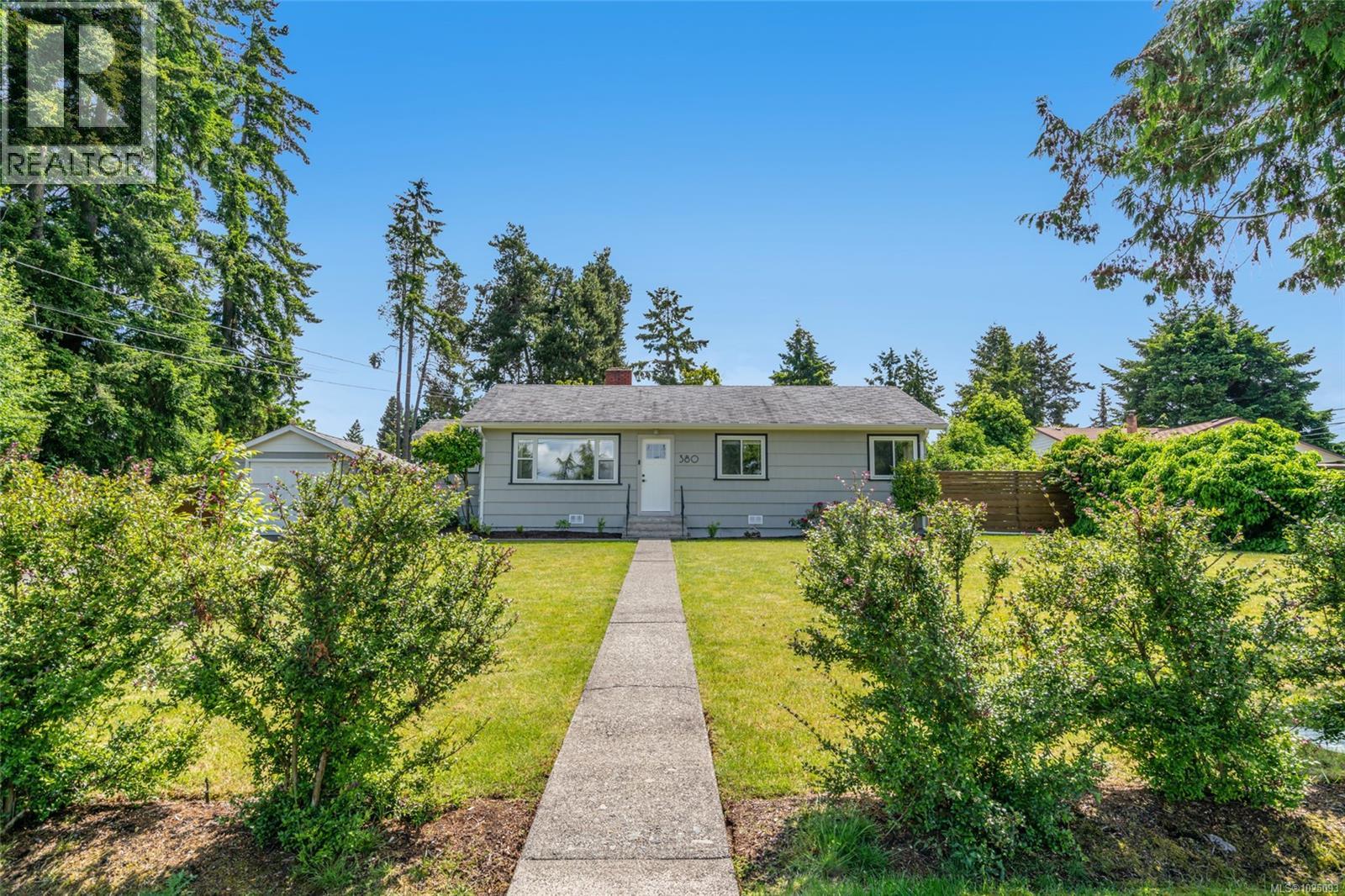 380 Hirst Ave W, Parksville