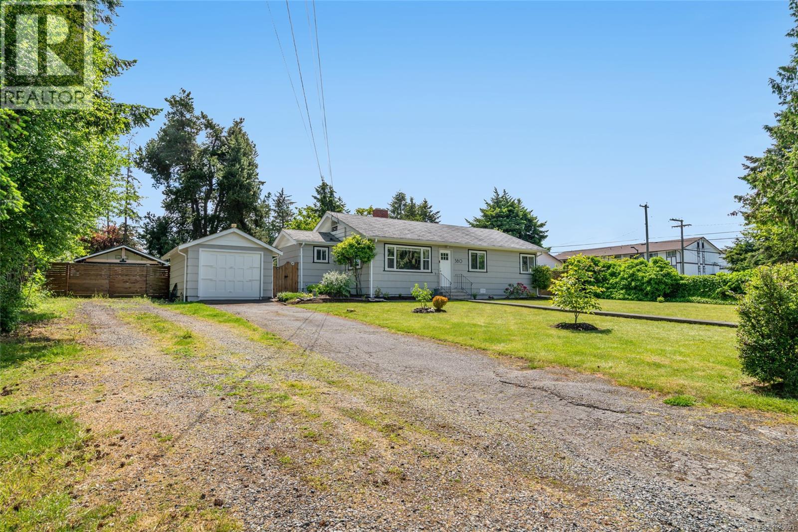 380 Hirst Ave W, Parksville