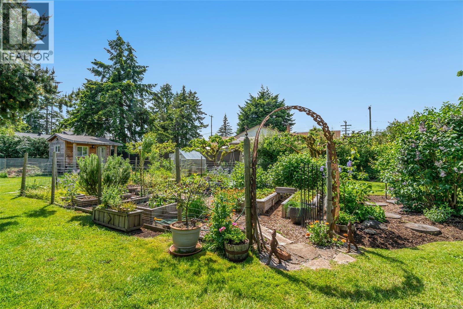 380 Hirst Ave W, Parksville