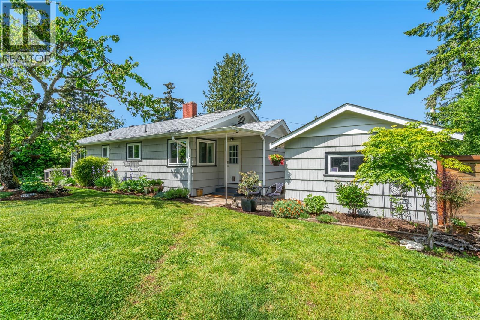 380 Hirst Ave W, Parksville