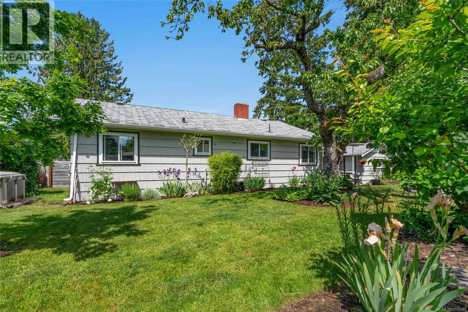 380 Hirst Ave W, Parksville