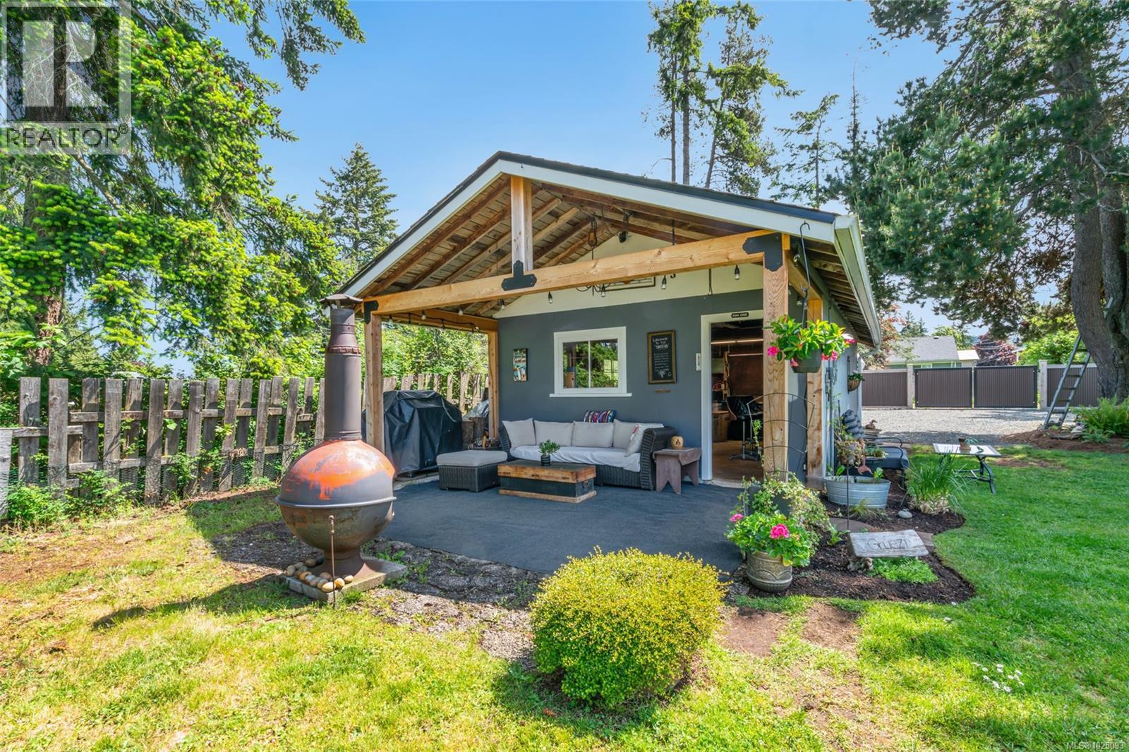 380 Hirst Ave W, Parksville