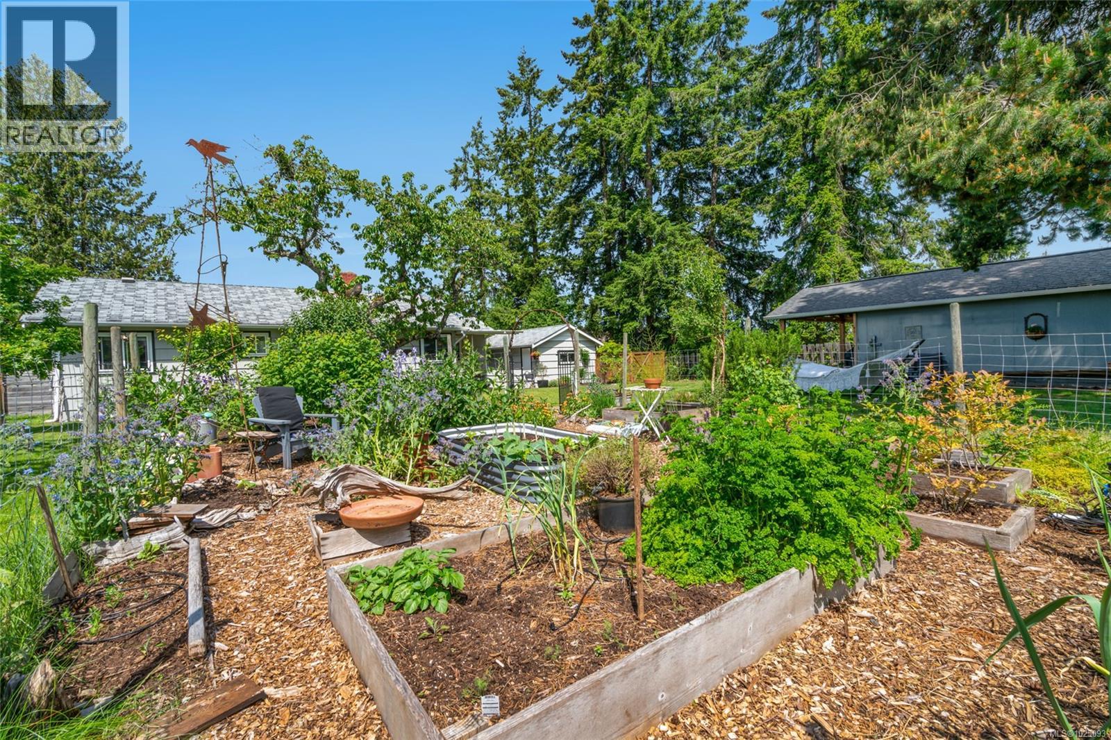 380 Hirst Ave W, Parksville