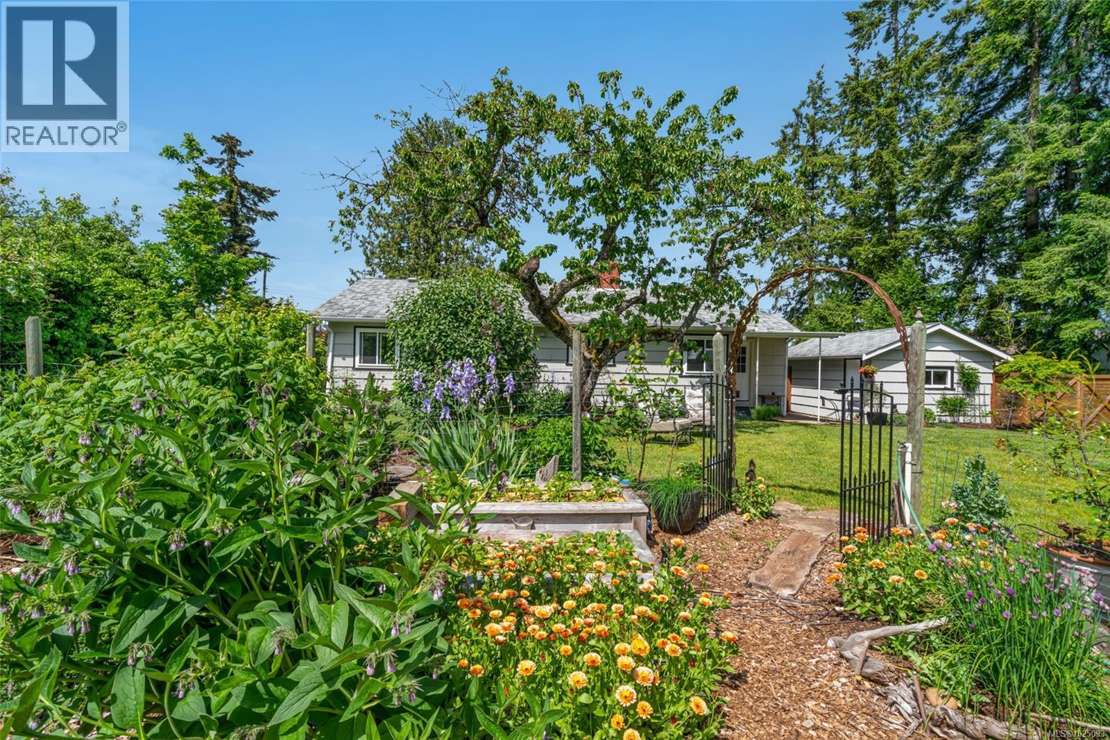 380 Hirst Ave W, Parksville