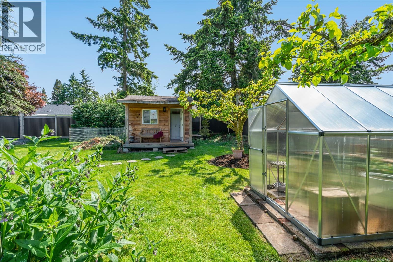 380 Hirst Ave W, Parksville