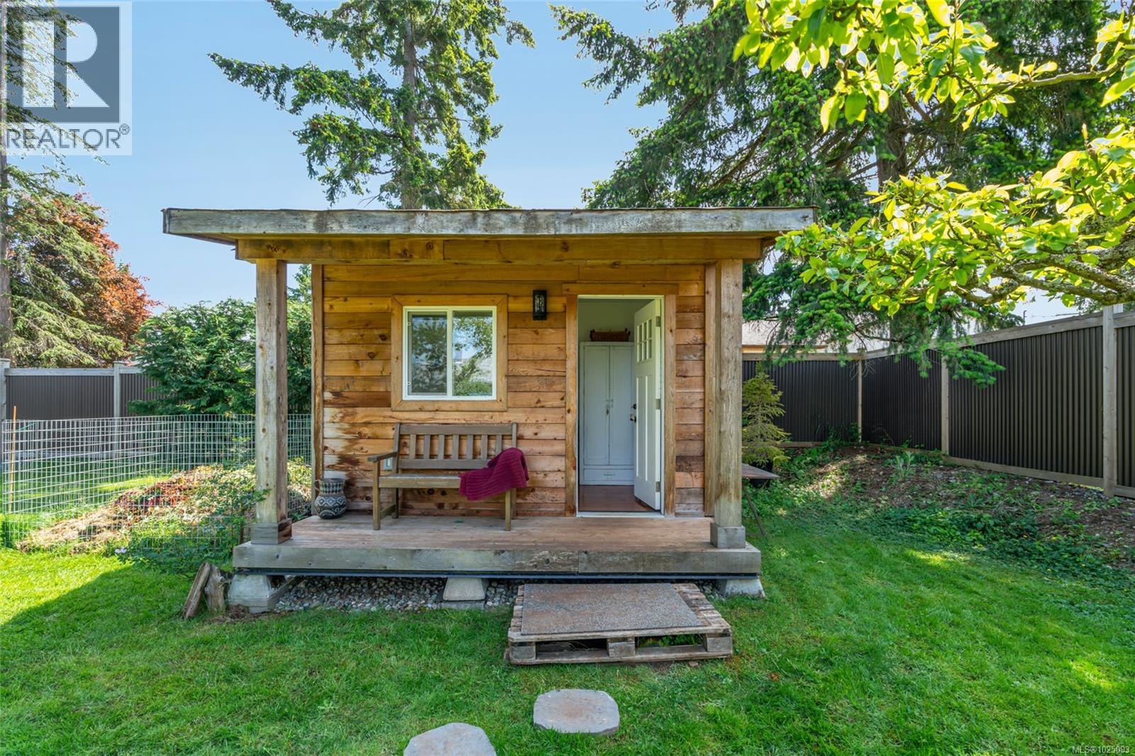 380 Hirst Ave W, Parksville