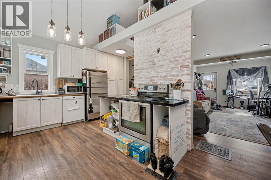 215 5 Avenue SE - Photo 3 of 26, Three Hills, Alberta