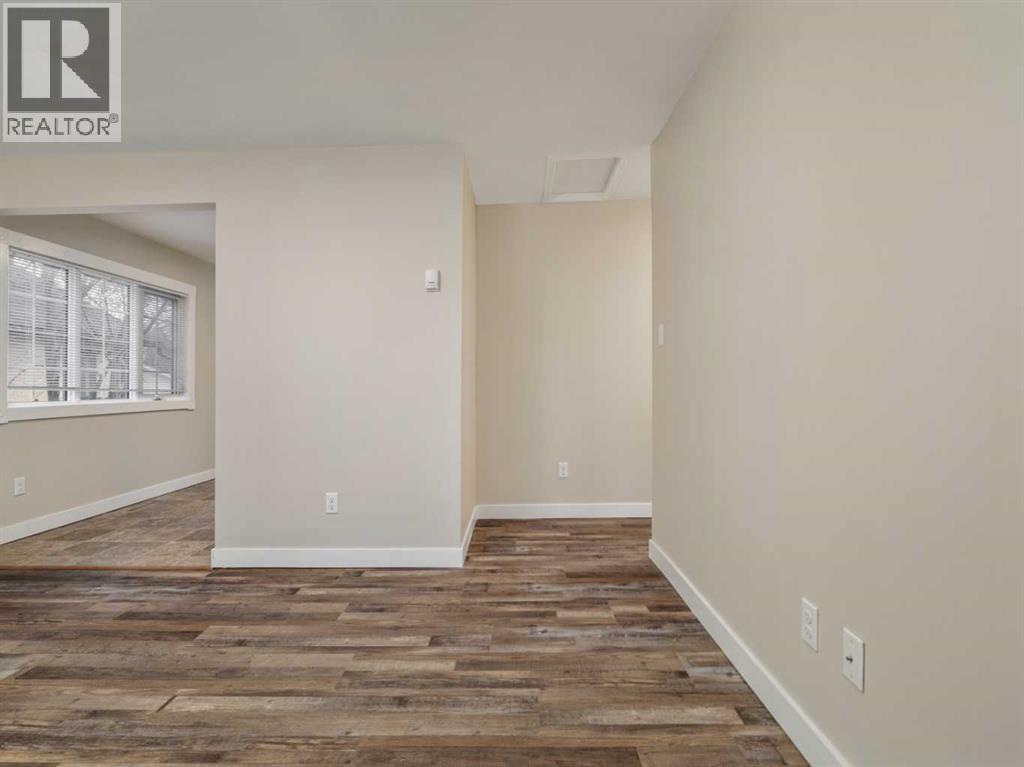 957 12 St S - Photo 4 of 40, Lethbridge, Alberta