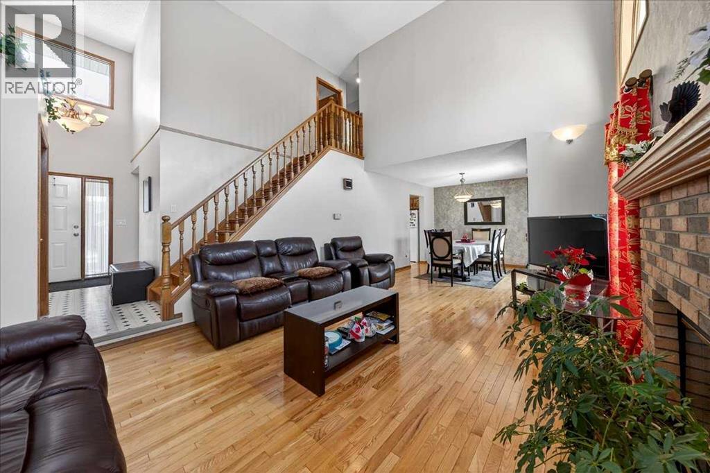 Single Family House for Sale in  Shawinigan Way SW Shawnessy Calgary 