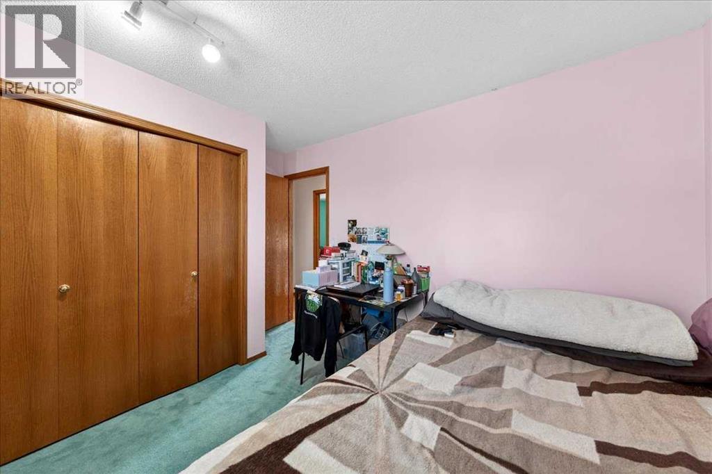 Single Family House for Sale in  Shawinigan Way SW Shawnessy Calgary 