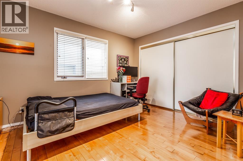 Single Family House for Sale in  Edgeridge Court NW Edgemont Calgary 