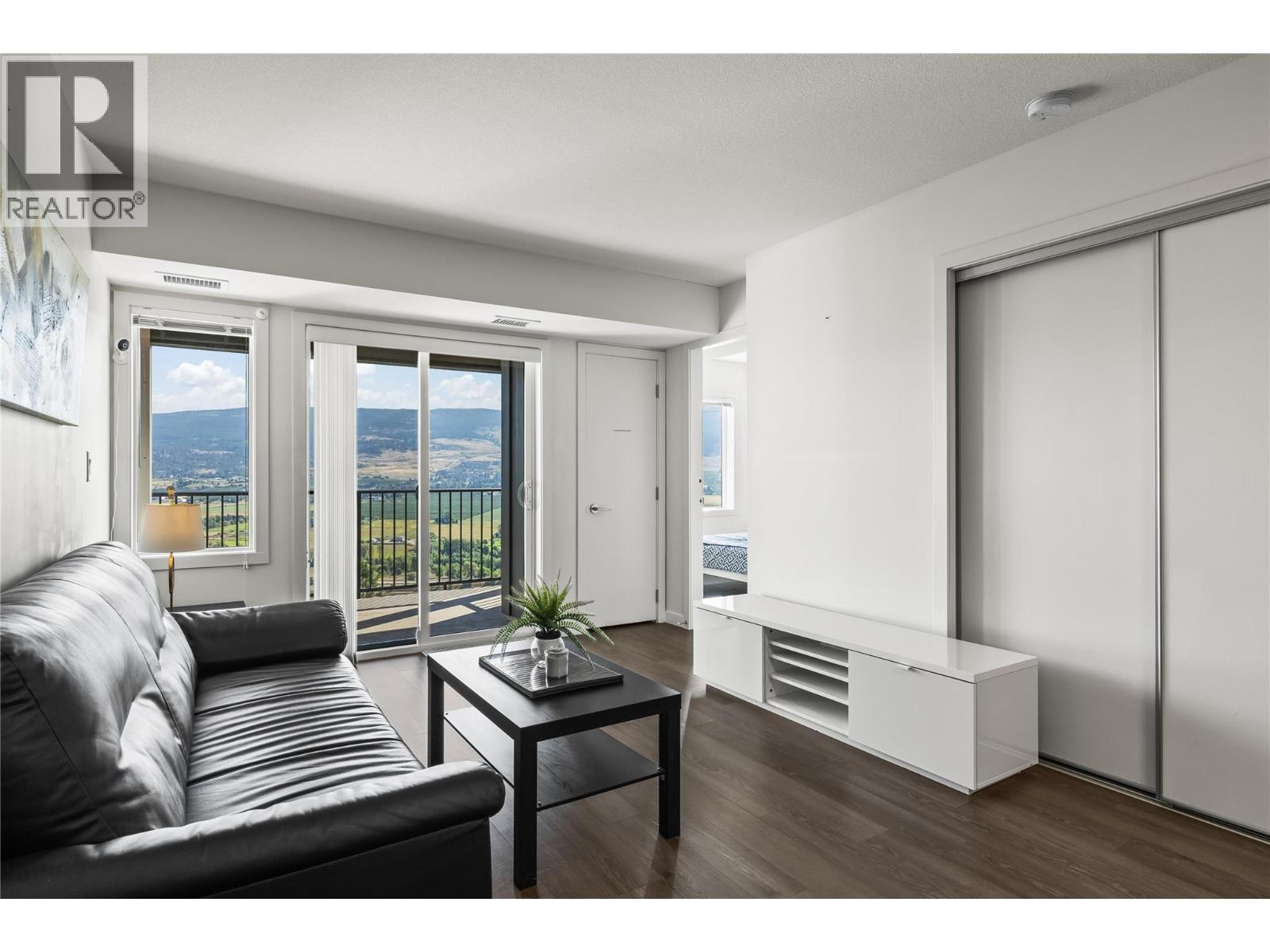 PH17 775 ACADEMY Way, Kelowna