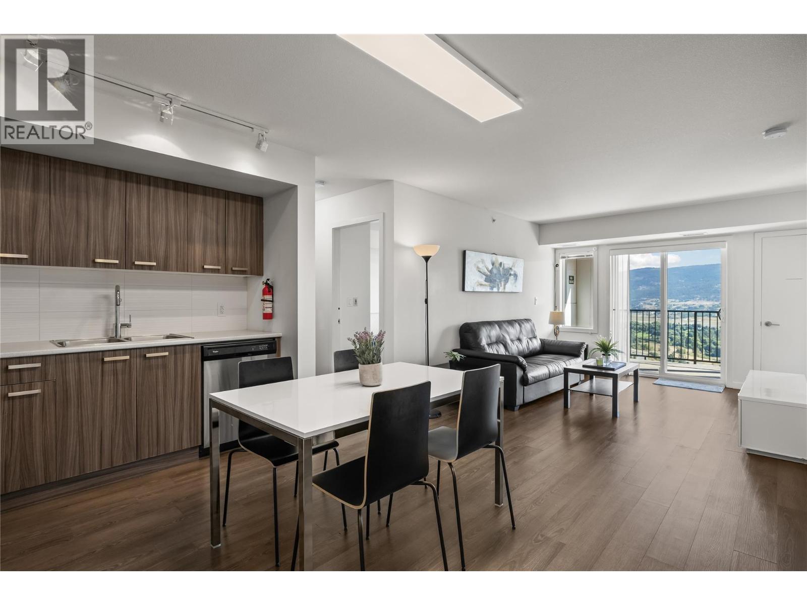 PH17 775 ACADEMY Way, Kelowna