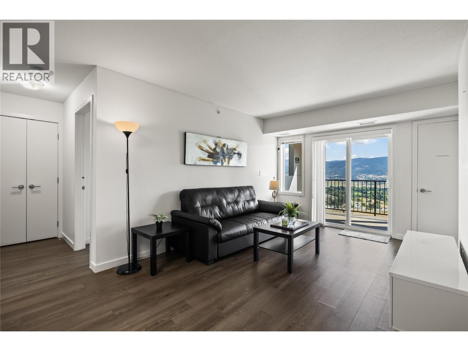 PH17 775 ACADEMY Way, Kelowna