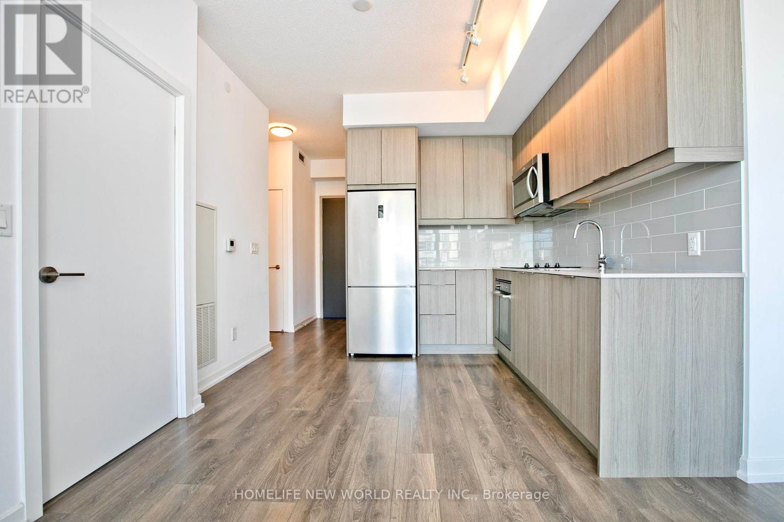 2004 - 32 FOREST MANOR ROAD - Photo 2 of 25, Toronto (Henry Farm), Ontario