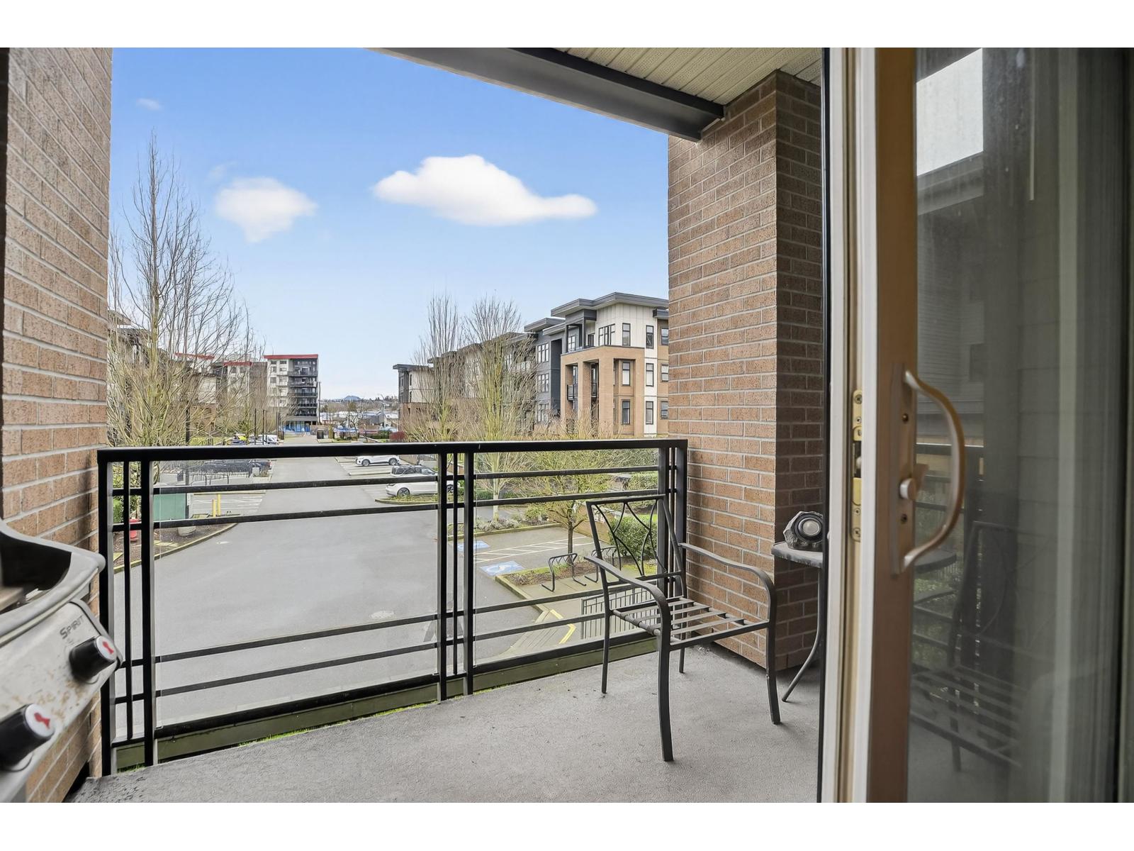 216 20068 FRASER HIGHWAY, Langley