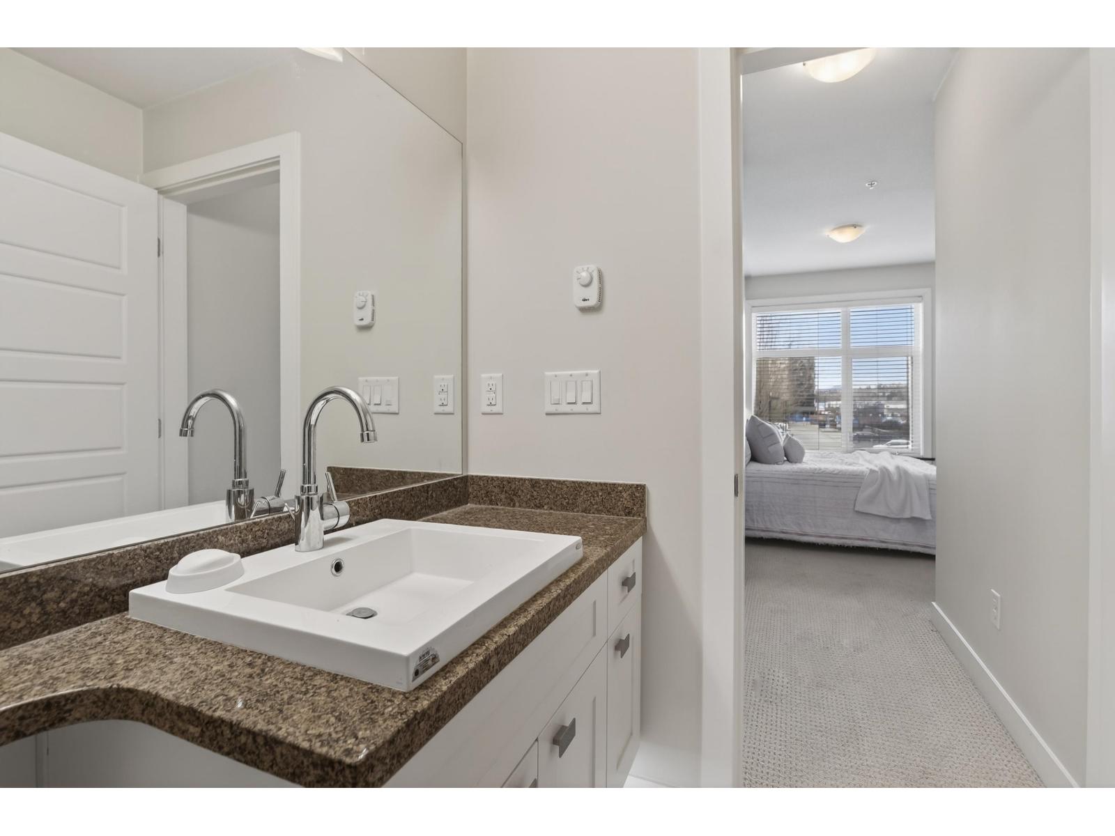 216 20068 FRASER HIGHWAY, Langley