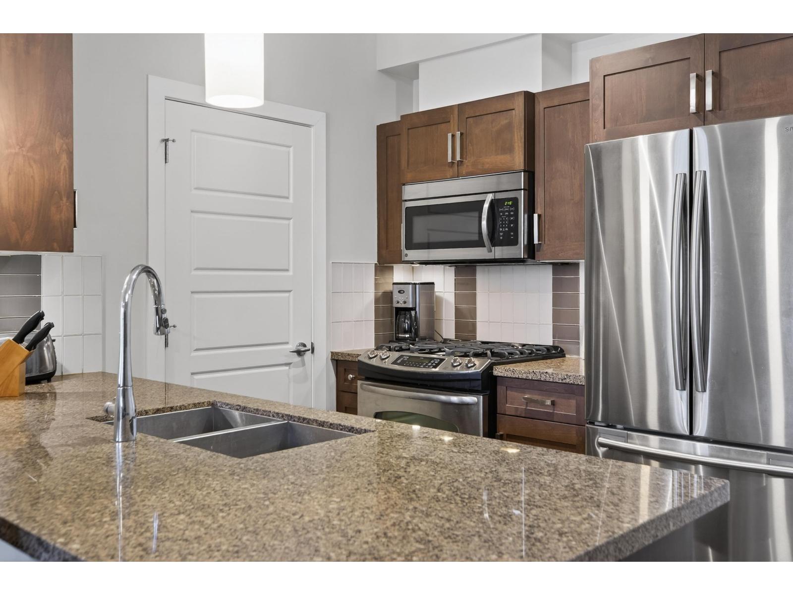 216 20068 FRASER HIGHWAY, Langley